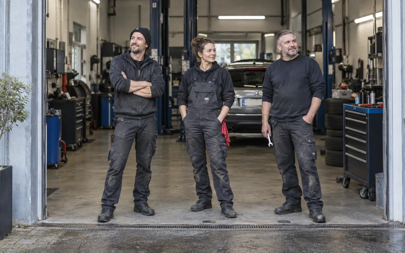 Das Team der Werkstatt vor dem Hallentor